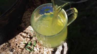 Bitkisel çay. Çay bir kupa dökme. İki değişik.