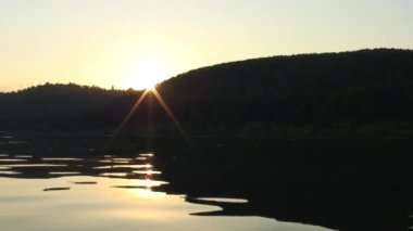 Güneş suyun üzerinde parlıyor..