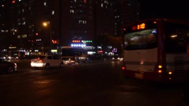 Çin. Beijing. Ekim 2018. Akşam - trafik Kavşağı'nda Pekin'de.