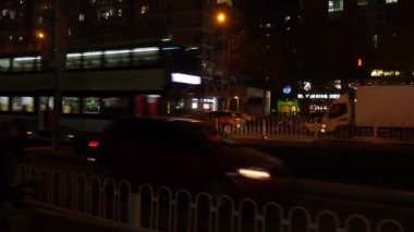 Çin. Beijing. Ekim 2018. Akşam - trafik Kavşağı'nda Pekin'de.