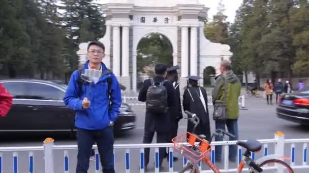2018年10月 清华大学 前皇家清华花园入口处的学生 — 图库视频影像