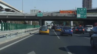 Çin. Beijing. Ekim 2018. Trafik gün boyunca. Şehrin sokaklarında.