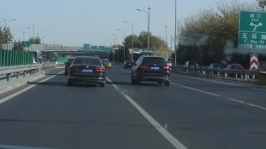 Çin. Beijing. Ekim 2018. Trafik gün boyunca. Şehrin sokaklarında.