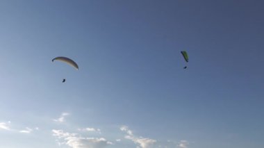 Hava akımı uçan yamaçparaşütü.