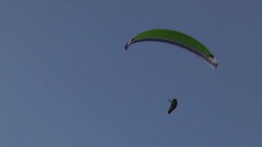 Hava akımı uçan yamaçparaşütü.