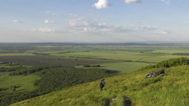 Yamaçparaşütü almaya çalışıyor.