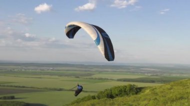 Hava akımı uçan yamaçparaşütü.