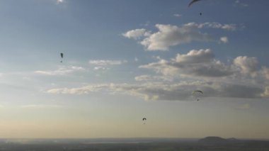 Hava akımı uçan yamaçparaşütü.