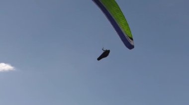 Hava akımı uçan yamaçparaşütü.