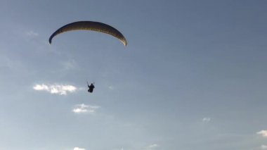 Hava akımı uçan yamaçparaşütü.