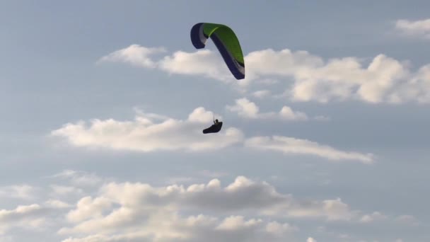 Paraglider Flyger Luftströmmen — Stockvideo