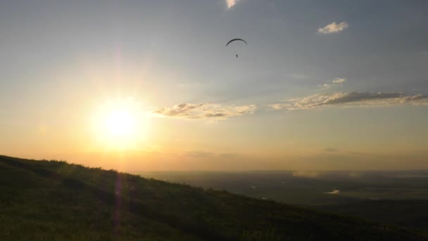 飞行在气流中的滑翔伞 — 图库视频影像