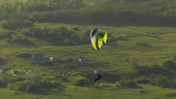 Parapente Voando Fluxos Ascendentes — Fotografia de Stock