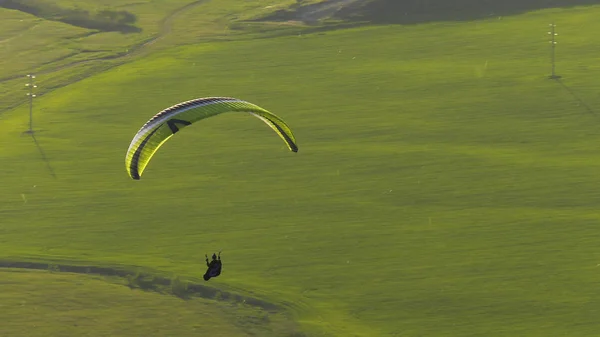 Paraglider Vliegen Oplopende Streams — Stockfoto