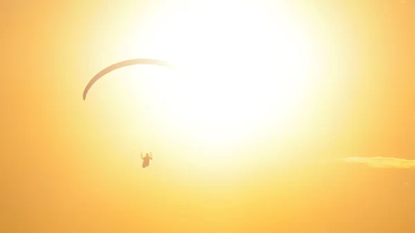 Akarsu Artan Sırada Uçan Yamaçparaşütü — Stok fotoğraf