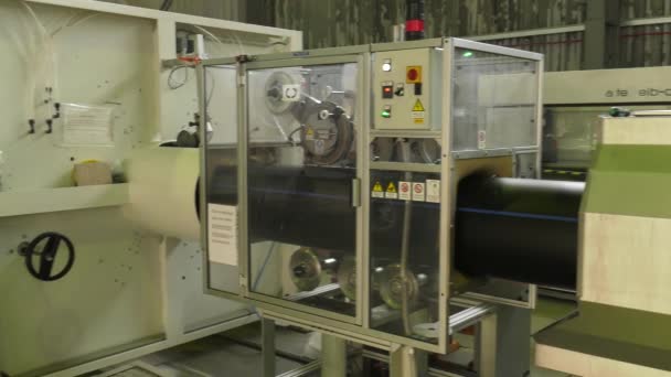 生产聚乙烯管材 轧机和成品管材的装载 — 图库视频影像
