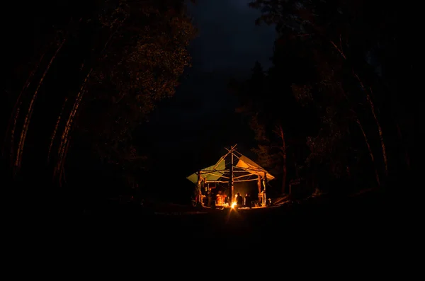 Turist Gece Kampta Kamp Ateşi — Stok fotoğraf