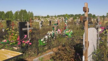 Şehir mezarlığı. Müslüman ve Ortodoks parçaları. 