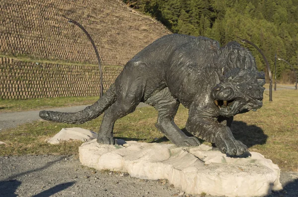 Samarovsky aykırı. Archeopark. Ave aslan.