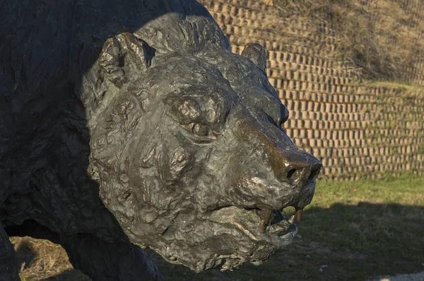 Samarovsky aykırı. Archeopark. Ave ayı.