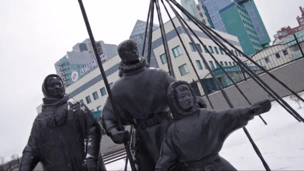 冬のスルグト ハンティの彫刻構成 ガスプロムのビュー — ストック動画