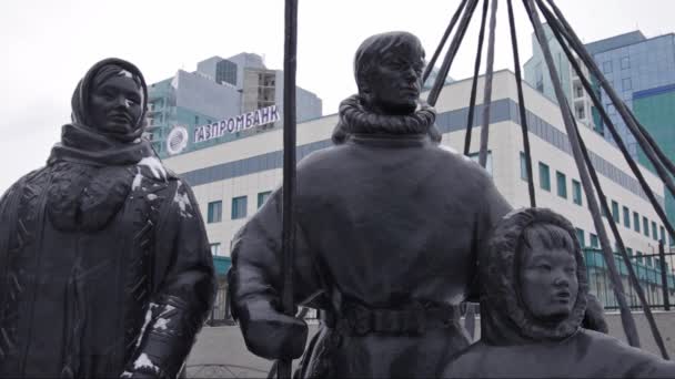 Surgut Invierno Composición Escultórica Del Khanty Vista Del Gazprombank — Vídeo de stock