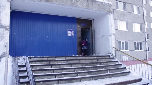 Surgut City Winter Prefabricated House Hostel Entrance — Stock Video