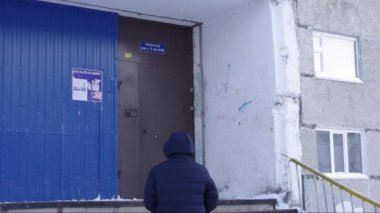 Surgut. Kışın şehir. Prefabrik Ev, pansiyon. Giriş.
