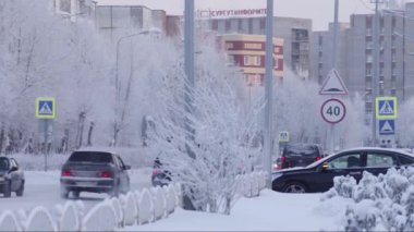 Surgut. Kışın şehir. Sokak trafik.
