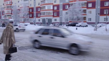 Surgut. Kışın şehir. Sokak trafik.