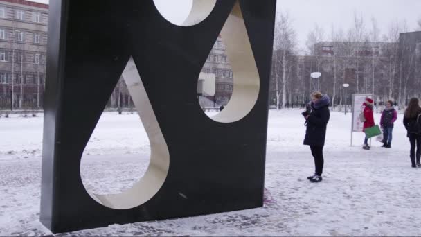 Surgut Monumento Los Trabajadores Petroleros — Vídeos de Stock