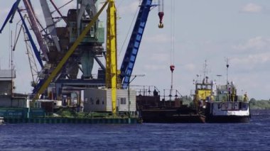 Surgut versite. Nehir limanı.