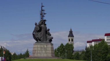 Surgut. Şehrin kurucuları için anıt.