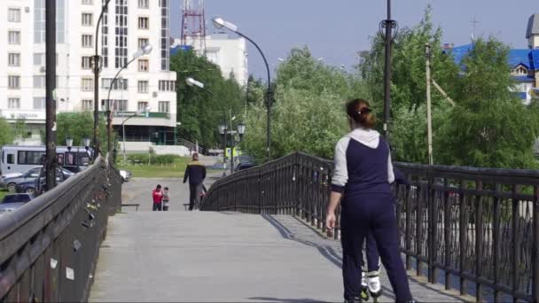 Surgut Saima Gazetesi Köprü Insanlar Arasında Park — Stok video