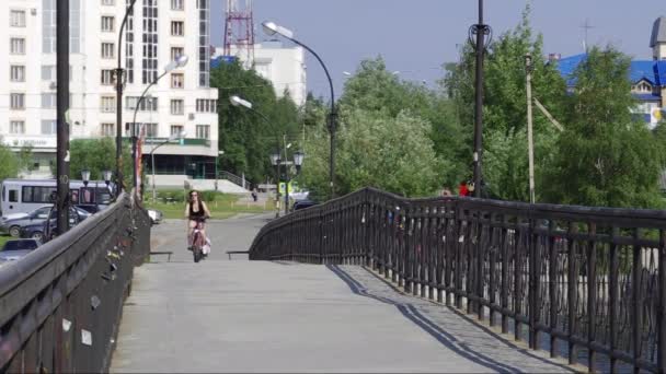 Surgut Saima Gazetesi Köprü Insanlar Arasında Park — Stok video