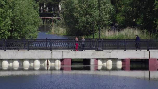 Surgut Şehir Insanlar Köprüde Görüntüsü — Stok video