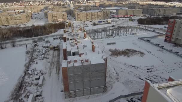 Bir Çok Katlı Kışın Bina Inşaatı Havadan Görünümü — Stok video