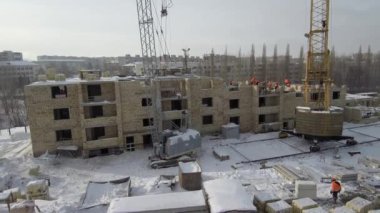 Bir çok katlı kışın bina inşaatı. Havadan görünümü.