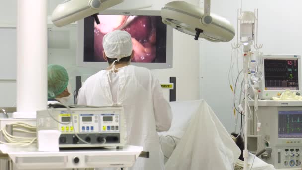Χειρουργική Επέμβαση Γιατρός Εκτελεί Χειρουργική Επέμβαση — Αρχείο Βίντεο