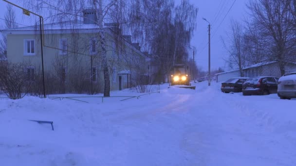 Трактор Убирает Снег Дороги — стоковое видео