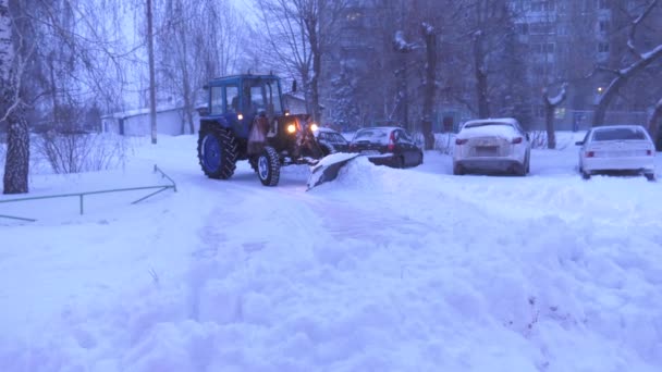 Traktor Tar Bort Snö Från Vägbanan — Stockvideo