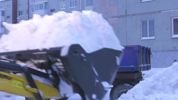 Traktor Tar Bort Snö Från Vägbanan — Stockvideo