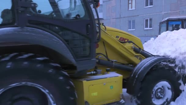 Traktor Tar Bort Snö Från Vägbanan — Stockvideo