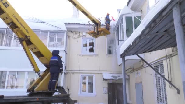 Kommunaler Dienst Entfernt Eiszapfen Und Schnee Vom Dach — Stockvideo