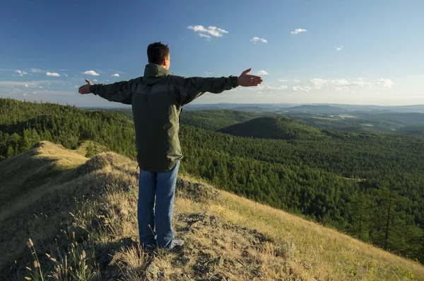 Hombre Una Montaña Mirando Distancia — Foto de Stock