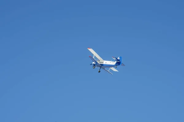 航空機アントノフの 飛行中 — ストック写真