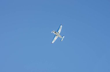 Akrobasi uçak Yakovlev Yak-18t gerçekleştirir.