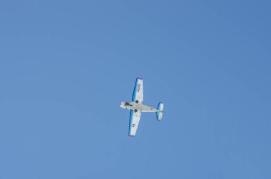 Akrobasi uçak Yakovlev Yak-18t gerçekleştirir.