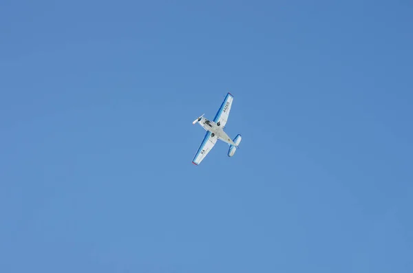 Flugzeug Yakovlev Yak 18T Führt Kunstflug Aus — Stockfoto