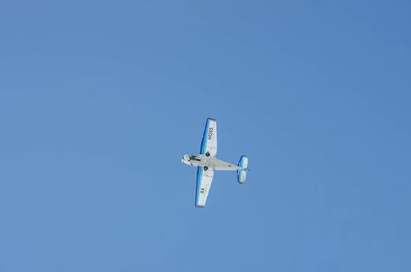 Flugzeug Yakovlev Yak 18T Führt Kunstflug Aus — Stockfoto